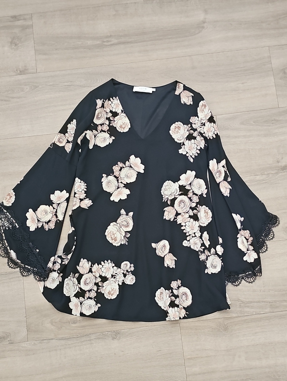 Astr The Label Black V-Neck Bell Sleeve with Cream Floral Print Size Medium